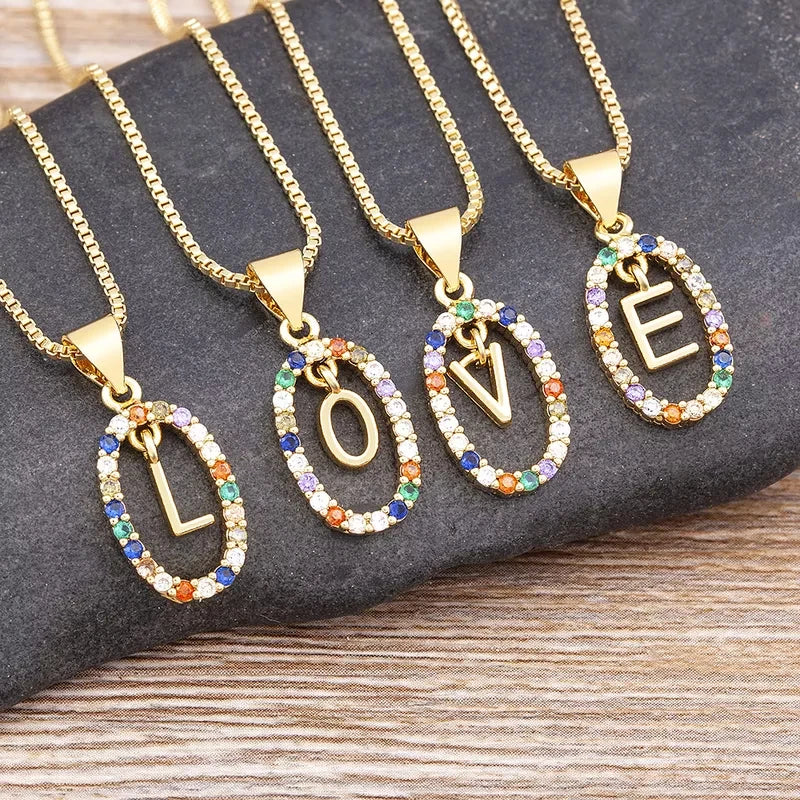 18 karaat vergulde initialen collier met gekleurde stenen