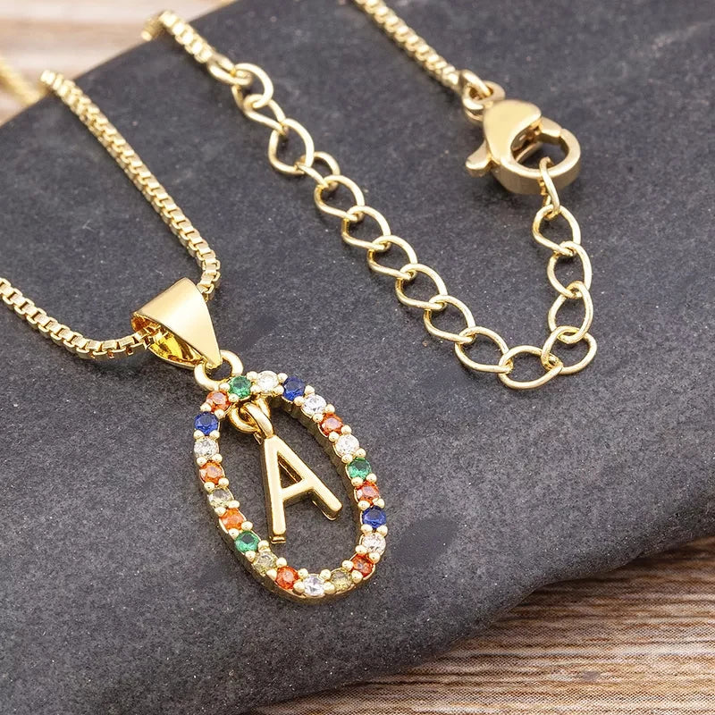 18 karaat vergulde initialen collier met gekleurde stenen