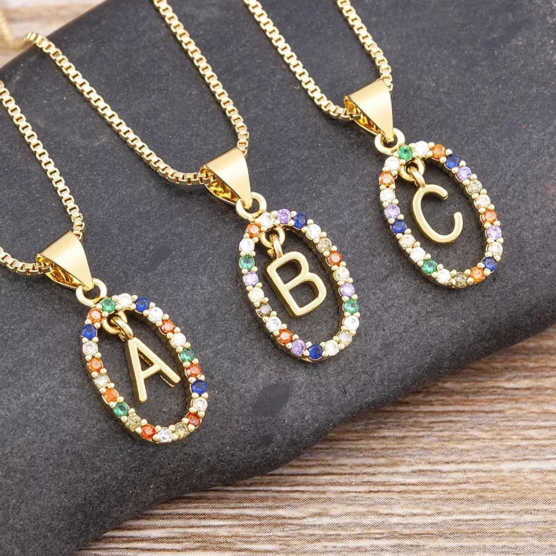 18 karaat vergulde initialen collier met gekleurde stenen