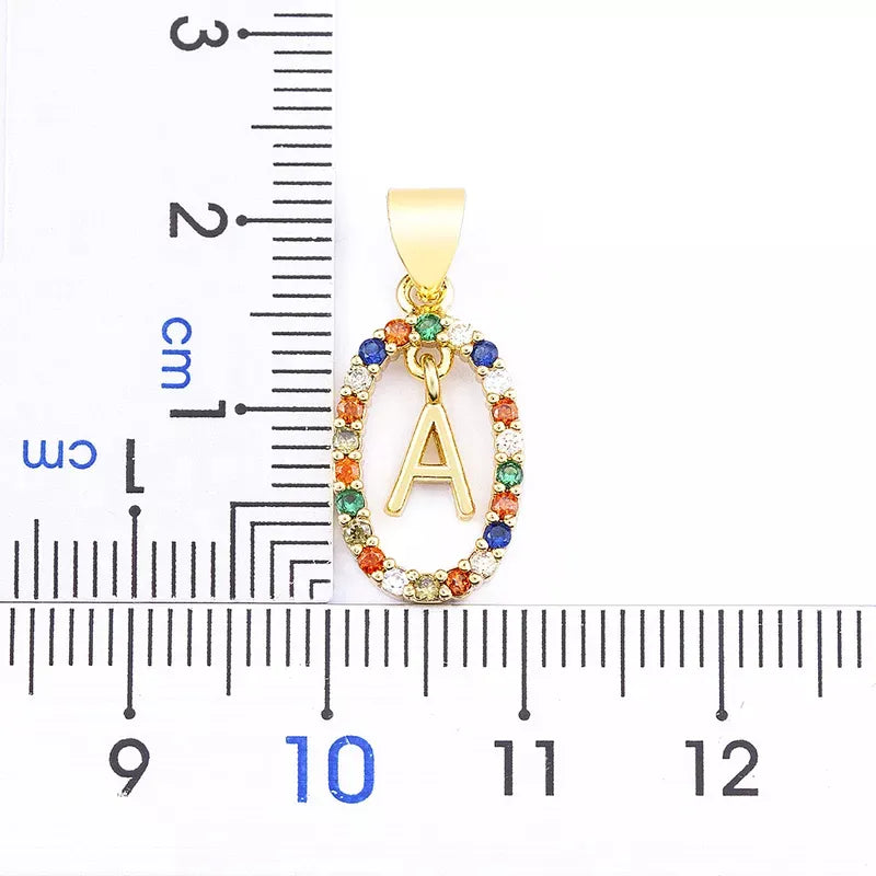 18 karaat vergulde initialen collier met gekleurde stenen
