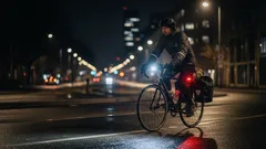 Blijf zichtbaar en droog: zo maak je nachtfietsen comfortabel én veilig