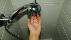 Last van een zwakke straal? Zo maak je je douchekop snel schoon
