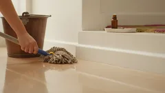 Wat kun je aan het dweilwater toevoegen zodat het naar 'schoonheid' ruikt en niet naar chemicaliën?