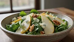 Zo maak je in 10 minuten een verrassende peer-walnotensalade